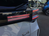 3 つのセグメントに分割された、特徴的な LED のライトシグネチャーが鮮烈な印象を与えます!!
