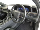 ドライバーを包み込むようなデザイン。運転していて安心感、高級感を感じられるコックピットです。