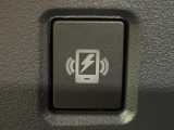 【置くだけ充電】ワイヤレスでエンジン始動中であれば置くだけで充電可能!コードが絡むことがなくなるので車内もすっきり清潔感が保てます!