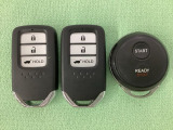 スマートキーを装備しています。鍵を差し込むことなくドアロックの開け閉めと、スタートボタン操作でのエンジンスタートができます。加えて、純正リモコンエンジンスターター用の操作キーもついています。