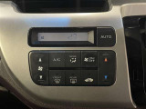 【オートエアコン】一度お好みの温度に設定すれば、車内の温度を検知し風量や温度を自動で調整してくれます。