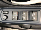 パワーウィンドは今や当たり前の機能ですが、無いと困る機能です。運転席からの操作で、全席の窓を振るオープンにしたり、フルクローズが可能です。