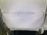 【収納】後部座席収納。散乱しがちな小物を収納するのに便利です。お子様のおもちゃやティッシュボックス、書類等様々なものの収納が可能です。