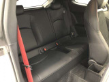 【後部座席】も当然、綺麗・清潔に仕上げております。内装の綺麗なお車は気持ちが良いですし、コンディションのいい車が多いです。これもオススメの1台です。