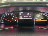 視認性に優れたメーターを採用しており、走行中でも車速や情報が分かりやすく表示されます。運転時の視線移動をむりのない範囲に抑え、快適で安心感のあるドライブをサポートします。