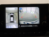 パノラミックビューモニター付きです。車両を上から見たような映像をディスプレイオーディオ画面に表示。運転席からの目視だけでは見にくい、車両周辺の状況をリアルタイムでしっかり確認できます。