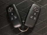 スマートキーを装備しています☆カギをカバンやポケットに入れて頂いた状態でドアロックの開閉やエンジンスタートをして頂けますよ!とても便利な装備です!