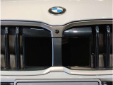 【キドニーグリル】BMWは約90年もの間、ほぼ全ての車両にひと目でBMWだと分かるこの特徴的なフロントグリルが備えられ、デザイン・アイコンとして親しまれてきました。