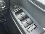 運転席ドアのウインドウ操作スイッチです。すべてのウインドウの開閉操作が可能です。また、ドアミラーはオート開閉なので、ドアロックで自動で閉じ、エンジンスタートで自動で開きます。