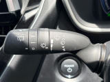 【オートワイパー(AUTO)】雨が降り出した時に、雨滴検出用センサー(レインセンサー)が雨滴を感知すると、自動でワイパーが動作します。