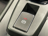 【電動パーキングブレーキ】パーキングブレーキは便利な電動式!ボタン一つで操作でき、アクセルを踏めば自動で解除されます