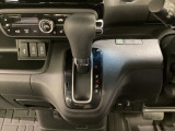 CVT車のセレクトレバーです。低速から高速まで、変速ショックのないスムーズな走りを実現するとともに、エンジン効率のよい領域を維持することで燃費にも貢献します。