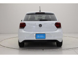 【リヤ】〔ダークティンテッドガラス〕付き。リヤのVWエンブレムは、バックカメラを内蔵しハッチバックを開け閉めする際の取っ手にもなります。