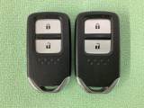 スマートキーを装備しています。鍵を差し込むことなくドアロックの開け閉めと、スタートボタン操作でのエンジンスタートができます。スペアキーも同じものを用意しております。