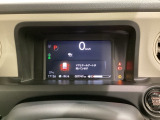 デジタル表示のスピードメーターとタコメーター、燃費やオドメーターなどの表示の他に、ホンダセンシング機能などの表示もできる多機能なマルチインフォメーション・ディスプレイです。
