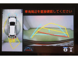 ハンドル操作に連動してガイドラインが変化するバックカメラ搭載です。クルマは構造上たくさんの死角がありますので、とても便利な機能ですね。あくまで補助の為の装備ですのでバックは目視での確認が大事ですよ!