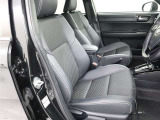 高いホールド性で運転姿勢が安定します。長距離ドライブでも疲れにくいのが魅力です。快適なドライビングライフをお送りください♪