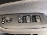 運転席のスイッチで全てのウィンドウの開閉操作を行うことができます。ロックボタンをONにしておくと、運転席以外のウィンドウは作動しないのでお子様を乗せているときなども安心ですね♪