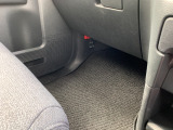 助手席の足元です。足的は広く一緒に乗る方もリラックスしてお乗りいただける構造になっております。万が一アクシデントが起こった際に使える発煙筒はこちらに設置されております!