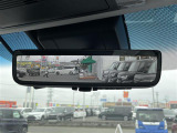 【デジタルインナーミラー(トヨタ)】車両後方カメラの映像をルームミラーに映すことが出来ます。 そのため、後席に人や荷物があって後方が見えづらい場合でもしっかり視界を確保することが出来ます。