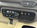 オートエアコンで温度を設定するだけで快適な車内環境を維持することができます!