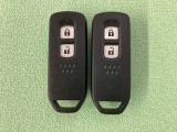 スマートキーを装備しています。鍵を差し込むことなくドアロックの開け閉めと、スタートボタン操作でのエンジンスタートができます。スペアキーも同じものを用意しております。