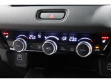 運転席と助手席の温度設定の変更が可能な左右独立タイプのデュアルエアコンです♪♪♪暑がりな人・寒がりな人も誰もが車内を快適にお過ごしいただけます♪♪♪