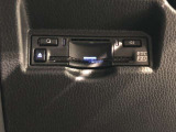 【ETC2.0装着車】カーナビと連携させることで全国の「ITSスポット」と双方向通信し渋滞を回避するルートを案内します。情報配信を受けるたびに最速のルートを再検索。料金所もストレスなく通過できます。
