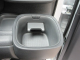 運転席側の手の届きやすい位置にドリンクホルダーが付いています。