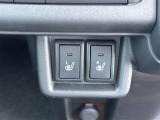 【シートヒーター】座席の内蔵ヒーターで身体を直接温める機能。エアコンより早く温まり、冬の車内でも即座に快適です。エンジンの温まりを待たずに済むため、寒い朝の始動直後に重宝される必須の快適装備です。