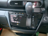 操作しやすいシフトレバーとタッチ式エアコンパネルで運転も楽々です。