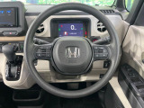 インテリアに合わせたデザインのステアリングは、運転される方のことも考え、運転しやすい形状、大きさです。是非一度、実際に触ってお確かめください。