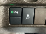 パーキングセンサーを装備しています。車両前後の障害物を検知し、音や表示で知らせてくれるため、駐車時の接触リスクを軽減します。狭い場所での取り回しも安心です。