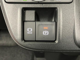 【電動パーキングブレーキ+オートブレーキホールド機能】 指先だけで簡単に操作が可能なパーキングブレーキ、スイッチを押すとブレーキペダルから足を離してもブレーキを保持できるオートブレーキホールド搭載。