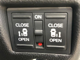 【両側スライドドア】駐車場で隣の車との間隔が狭く乗りにくい時、スライドドアなら安心!ドアオープン時も幅を取らず、開口部が広いので乗り降りがとっても簡単です。大きな荷物の出し入れも後席から可能♪