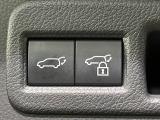 【パワーバックドア】スマートキーや運転席のボタンを押すだけでリアゲートが自動で開閉します!荷物を持っている時や、高い位置にあるバックドアを閉める際に便利な機能です♪