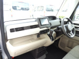 ★助手席周辺★ダッシュボードには豊富な収納BOXがありいつもすっきりとした車内!ほしい場所にちょうど良い収納を備えています。大きなフロントガラスによって見晴らしも良く快適な座り心地となっております