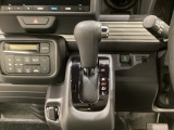 CVT車のセレクトレバーです。低速から高速まで、変速ショックのないスムーズな走りを実現するとともに、エンジン効率のよい領域を維持することで燃費にも貢献します。