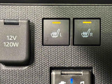 寒い日のドライブを快適にする運転席&助手席シートヒーターが付いてます。その隣にはアクセサリーソケット(12V/120W)も装備されています。