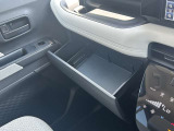 インスト助手席スライドボックス。ティッシュボックスなどの収納が出来ます!MAX3キロまでのものが収納可能です。