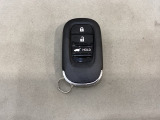 スマートキーを装備しています。鍵を差し込むことなくドアロックの開け閉めと、スタートボタン操作でのエンジンスタートができます。ボタン操作でトランクが開けられる電動テールゲートのボタンもついています。