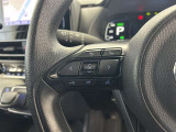 運転中、オーディオの操作をしてて、ハッとしたことはありませんか?ステアリングスイッチは、運転中でもハンドルでオーディオの操作が可能です。安全なドライブをサポートします。