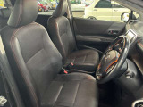 運転席の画像です。足元やシートまわりに余裕があり、リラックスした姿勢で運転が可能です。視界も良好で操作系へのアクセスもしやすく、快適で安心感のあるドライブをサポートします。