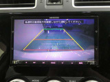 車両後方の映像を映すバックモニター。進路を確認しながら安全に車庫入れできます。
