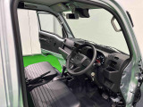 見易い計器類と運転し易いドライビングポジションは、視角も少なく前方&左右の見切りが良く運転し易いクルマです