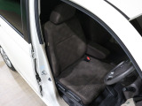 程よい硬さとホールド性が高いシートで長時間運転も快適です。