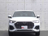 ●一目でAudiとわかる特徴的なシングルフレームグリル・LEDランプ。精悍なフロントマスクからAudiのスマートで上品なブランドを連想させてくれます。女性にも大変ご好評頂いております。