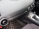 Audi正規ディーラーが高品質をお約束。高度な訓練・教育を受けたAudi専任メカニックが、100項目にもおよぶ精密な点検を実施いたします。すべてをクリアしたAudi車だけが、あなたのお手元に届けられるのです。