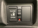 左側電動スライドドアは運転席からでも操作ができるように、ハンドル付近に開閉の操作スイッチが付いています。