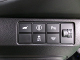 パーキングセンサーや横滑りを防ぐVSA等のスイッチ類は運転席の右側、手の届きやすい位置にあります。